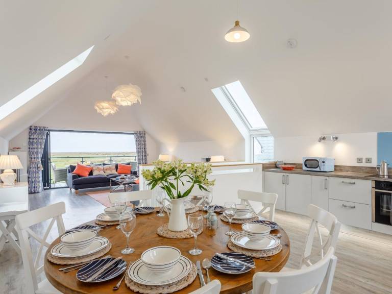 Fully equipped lovely cottage with hot tub & yard | Water view | Pet-friendly in Bideford