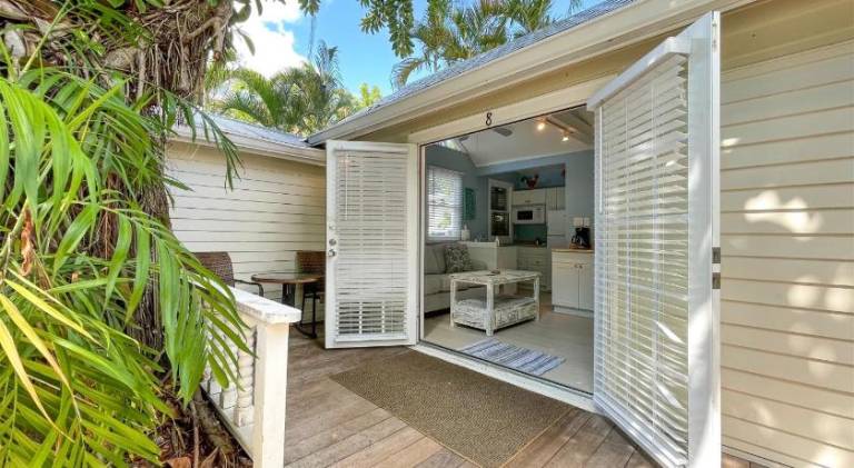 Vacation home with pool | Near Southernmost Point — photo 4