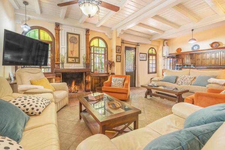 Vacation home with fast internet, private pool & grill | City view — photo 4