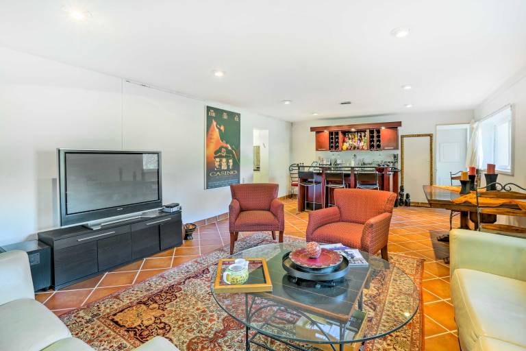Contemporary Cincinnati Apt w WiFi Near Kenwood