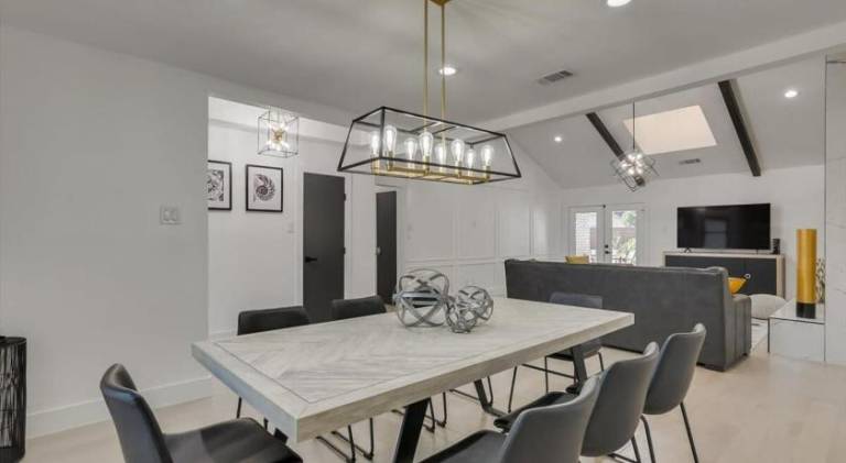 Modern and Spacious Dallas Getaway w Private POOL — photo 4