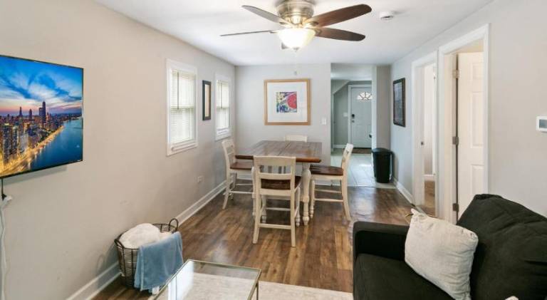 Modern Apt in DT Libertyville near Naval Base — photo 2