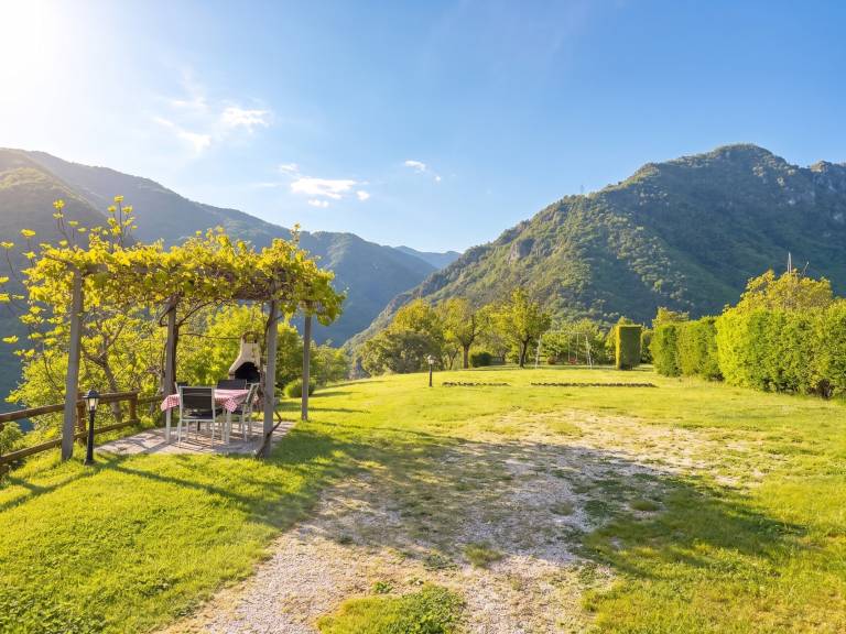 Apartment with garden & barbecue in Garda