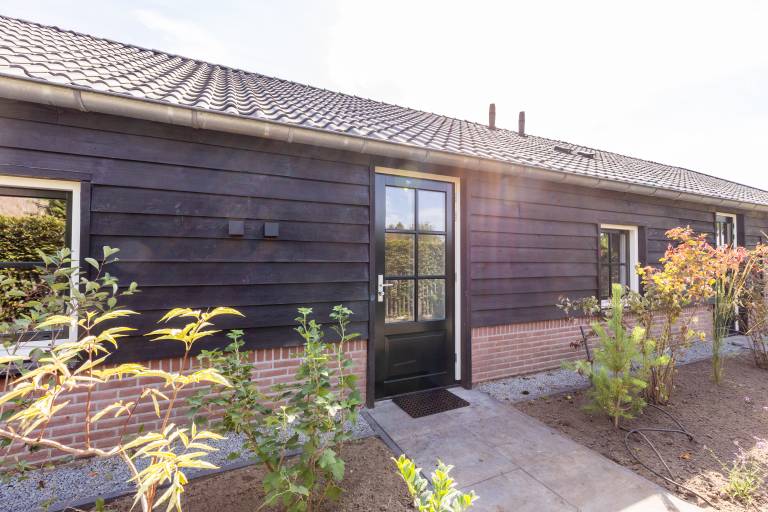 Spacious 6-person home with a private hot tub in the garden. Stylish, single-floor layout with all modern comforts. — photo 5