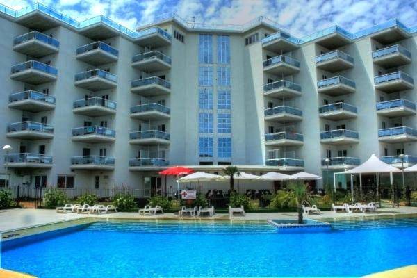 Serviced apartment with pool & yard — photo 3