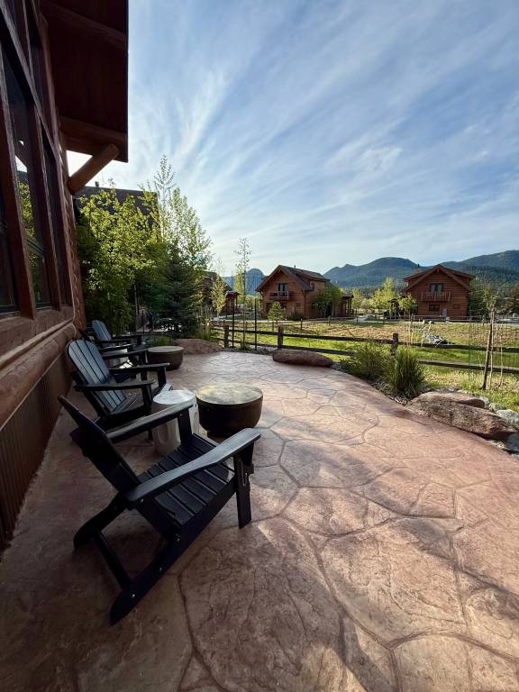 Estes Escape – Jacuzzi, Indoor/Outdoor Fireplace and BBQ Grill — photo 4