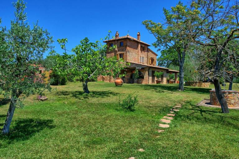 Child-friendly villa with patio, private pool & hot tub | Pets are welcome — photo 4
