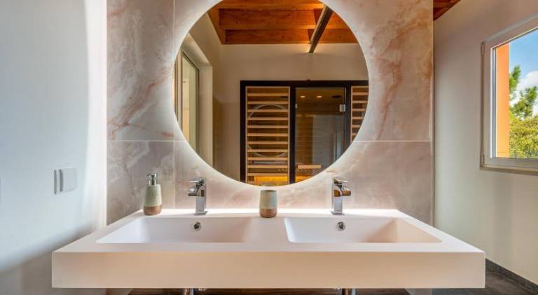 Villa with pool & jacuzzi — photo 2