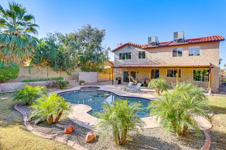 Central Location Spacious Phoenix Home w Grill