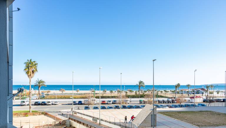 Fully equipped spacious rental apartment with yard, terrace & pool | Beach nearby | Dogs allowed — photo 3