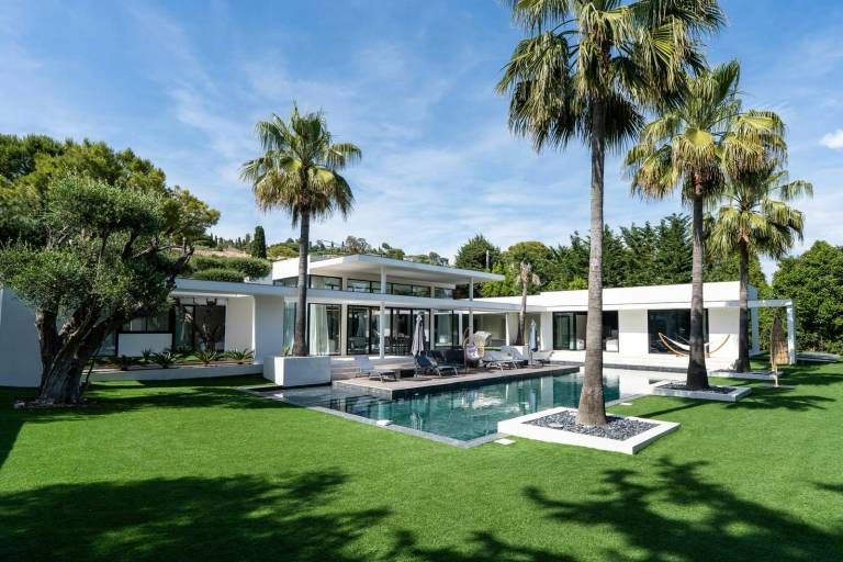 Vacation home with terrace, yard & private pool — photo 2