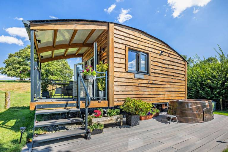 Cottage with garden, BBQ & hot tub | Pets are welcome in Carmarthen