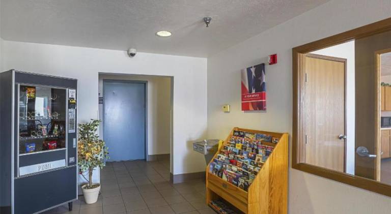 Motel 6 Omaha, NE - IAT West — photo 2