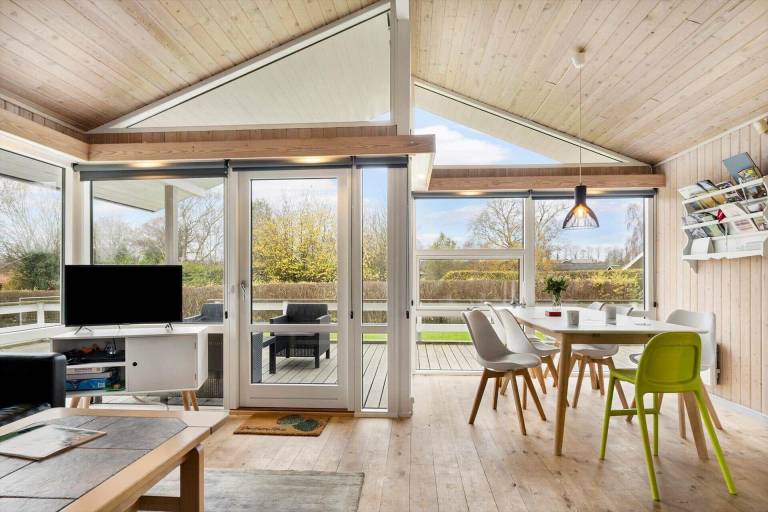 Vacation home with sauna, hot tub & terrace — photo 4
