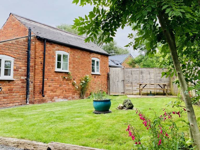 Cottage with garden — photo 3