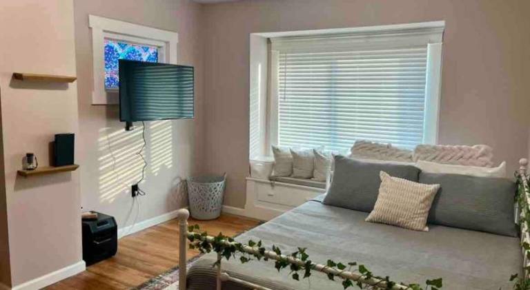 House | Pets are welcome in Cleveland, OH