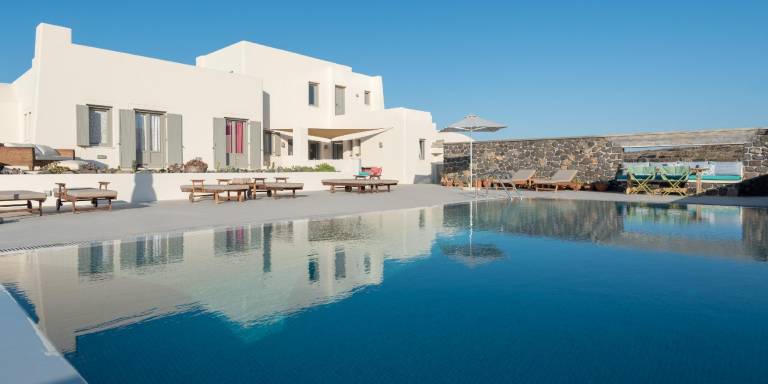 Villa with pool in Santorini