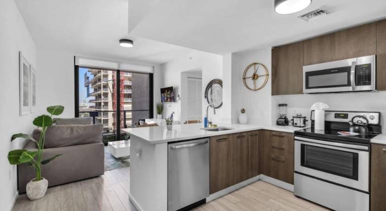 Bayview 2BR Retreat Stunning Views and Pool — photo 4