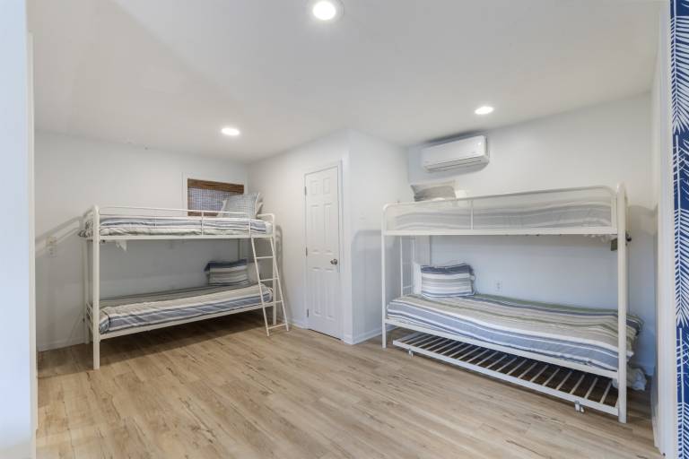 Perfect for Couples! 2 Blocks From Beach. Pet Friendly — photo 2