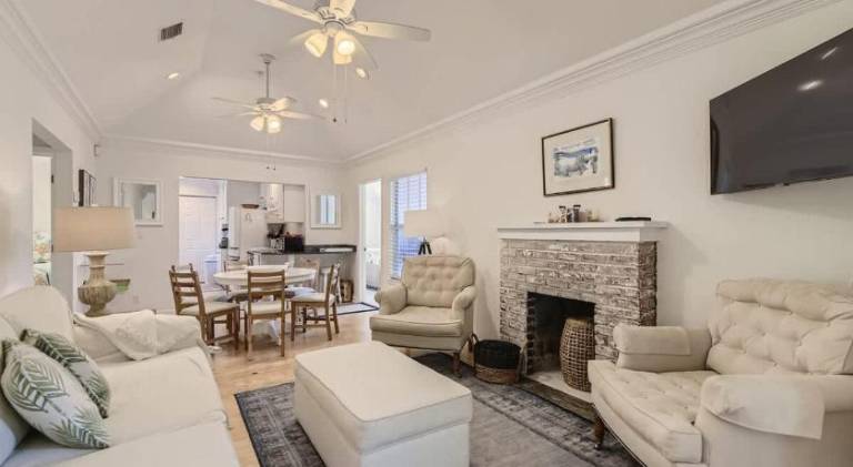 Nini's Cottage - Family-Friendly Pool Days and Cabana Nights Await — photo 3