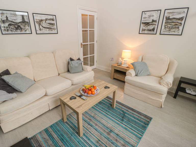 Child-friendly charming cottage with patio & yard | Pets allowed — photo 2