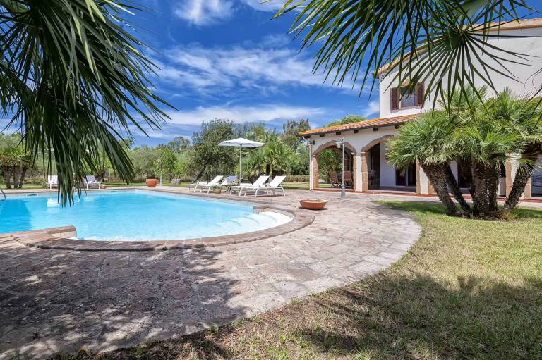 Vacation home with terrace, private pool & yard — photo 4