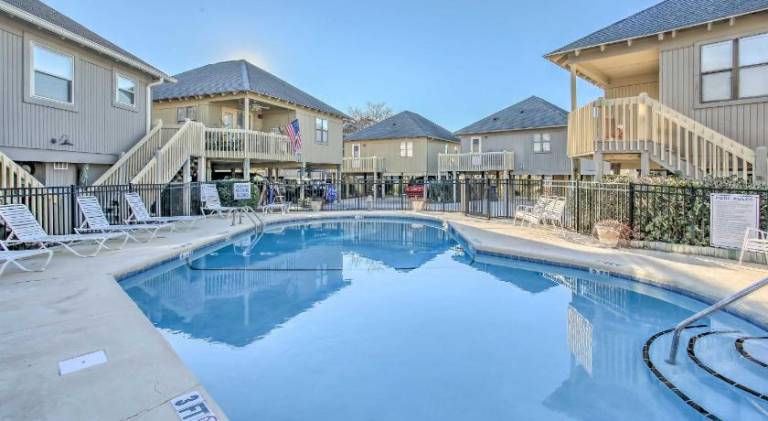 Walk to Beach Dog-Friendly Myrtle Beach Cottage! in Myrtle Beach, SC
