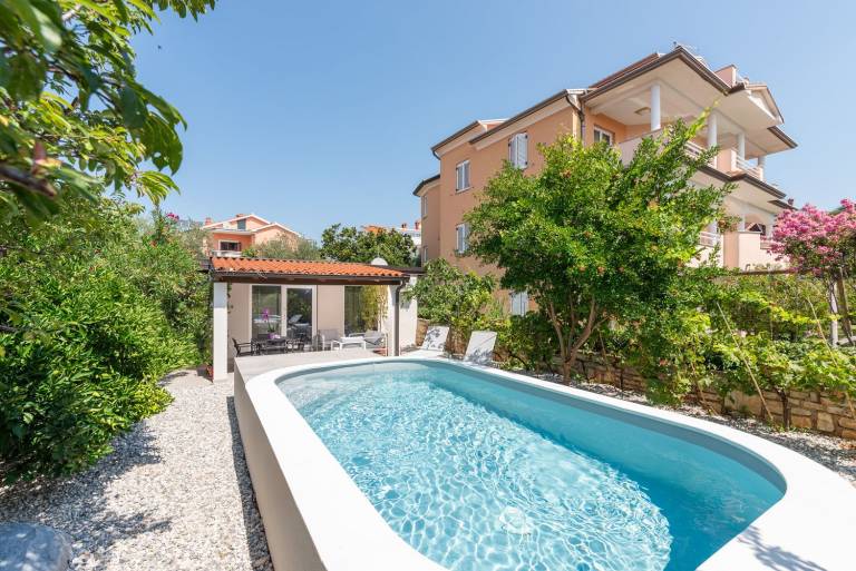 Harmonious private villa with pool, 800 metres to the beach in Novigrad