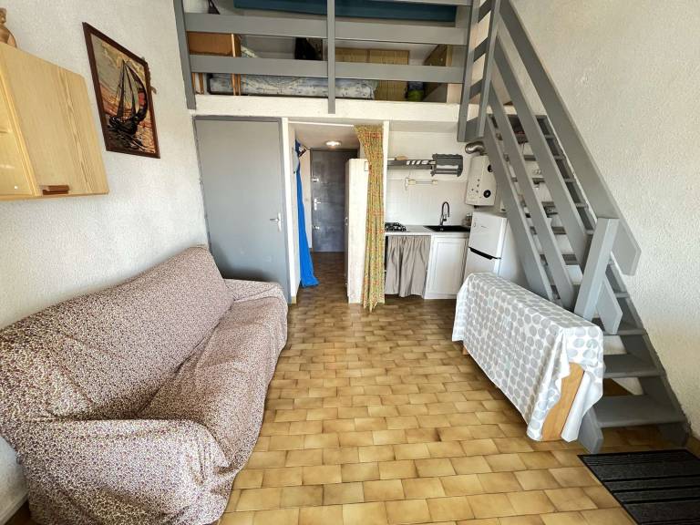 Studio with cabin mezzanine for 4 pers, loggia, near beach, private parking — photo 3