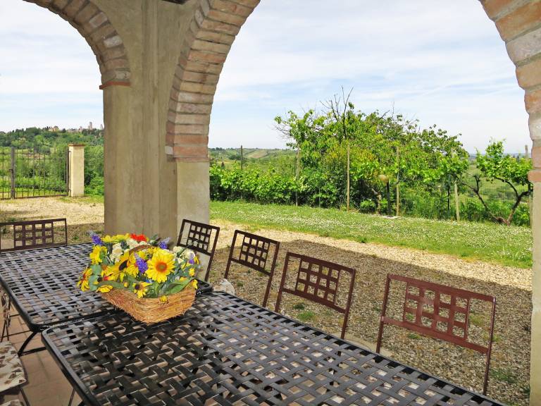 Vacation home with barbeque, yard & private pool | Nature view — photo 2