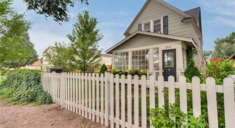 Fully equipped house with garden, terrace & BBQ | Perfect for remote work | Pets allowed in Colorado Springs, CO