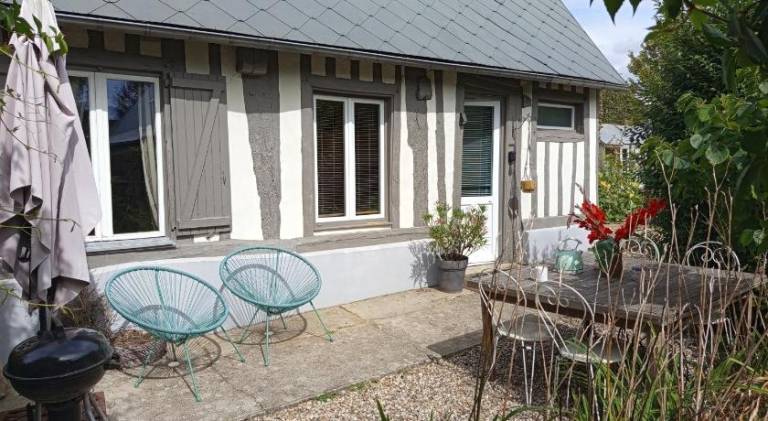 Vacation home with barbeque, garden & patio | Pets allowed — photo 3