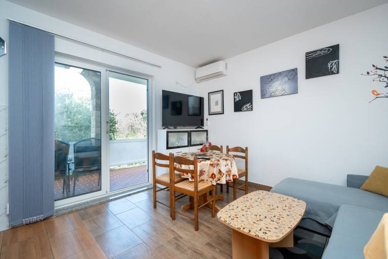 Rental apartment with terrace, yard & barbecue — photo 4