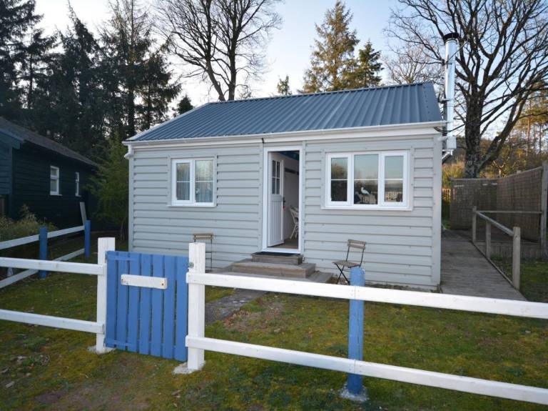 Lodge | Water view | Pet-friendly in Carmarthen
