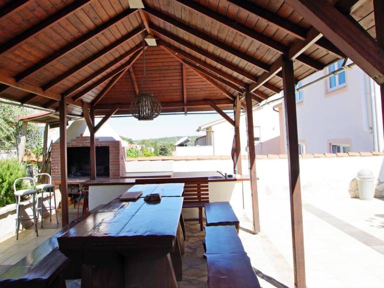 Holiday apartment with barbeque, patio & yard — photo 5