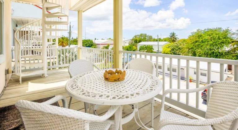 Pleasant vacation home with pool & jacuzzi | Pets allowed — photo 3
