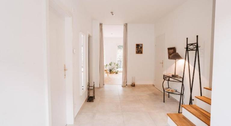 Serviced apartment with yard & terrace — photo 3