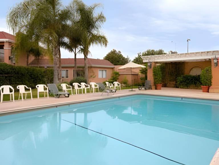 Merced Inn & Suites — photo 5