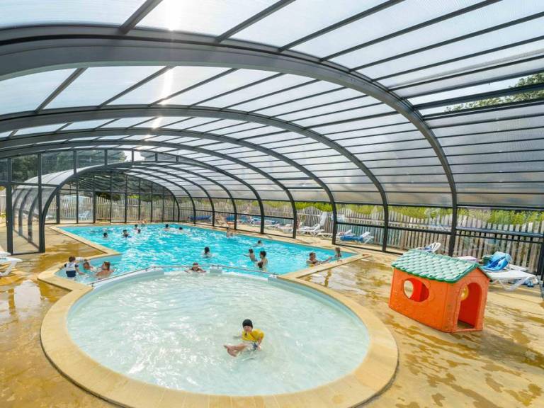 Children-friendly mobile home with terrace, heated pool & grill | Pets allowed in Pontivy