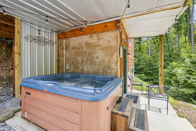 Bearly Hidden: Peaceful Creekside Escape with Hot Tub — photo 3