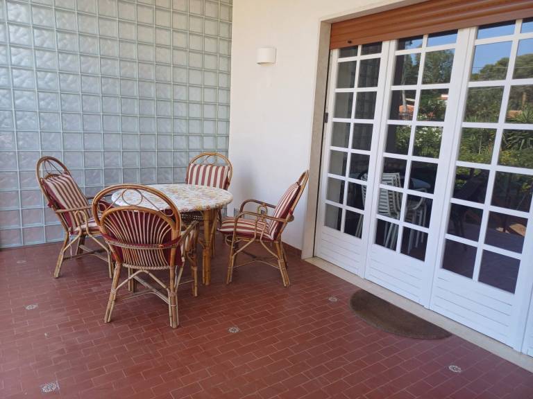 Family-oriented spacious villa with patio & yard | Garden view | Pet-friendly — photo 5