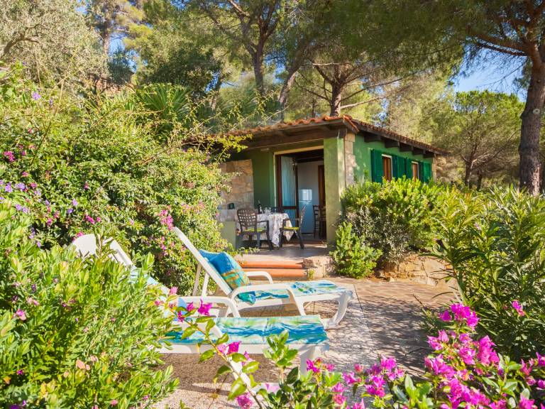 Vacation home with patio, yard & barbeque | Sea view | Pets are welcome — photo 2
