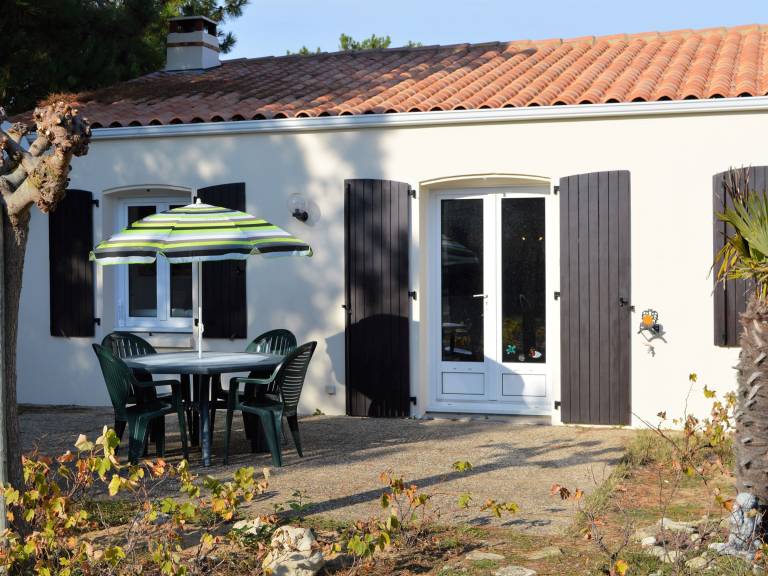 House with barbeque & yard — photo 2