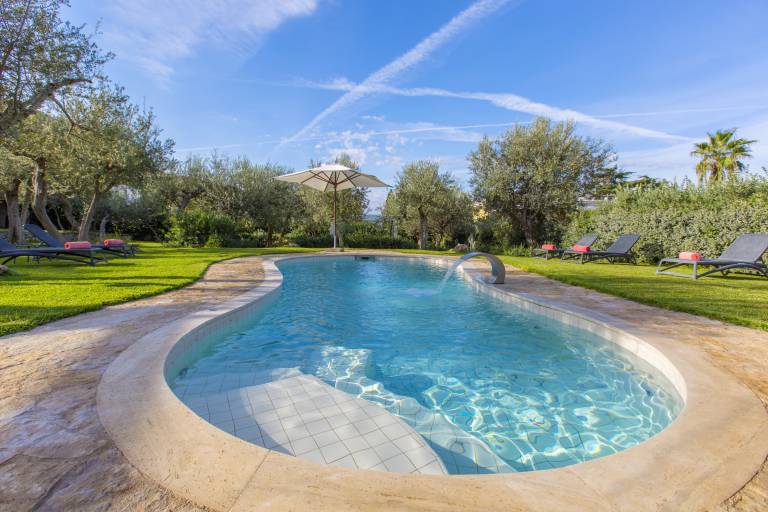 Family-friendly ample villa with private pool, patio & barbeque | Dogs allowed — photo 2