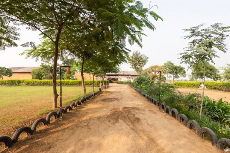 Lovely vacation home with barbecue, yard & pool | Pets are welcome in Faridabad
