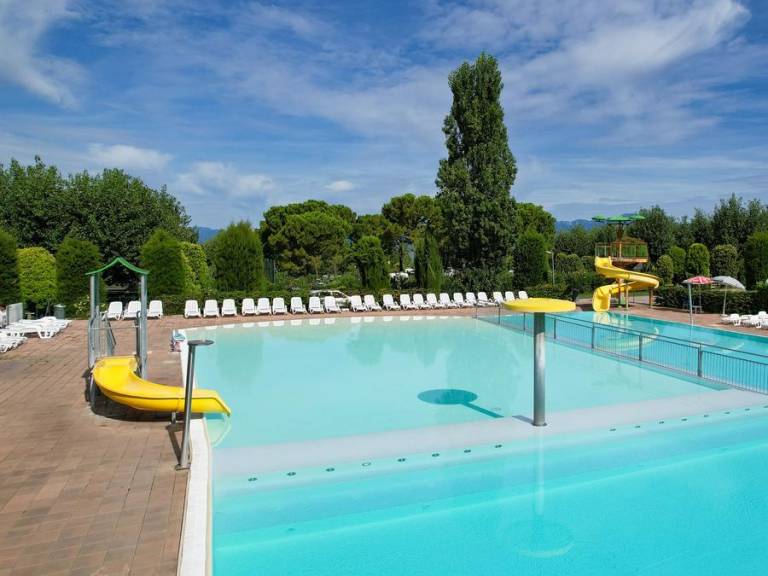 Children-friendly mobile home with pool & patio | Pets allowed — photo 3