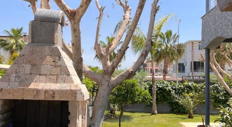 Vacation home with BBQ, patio & private pool — photo 4