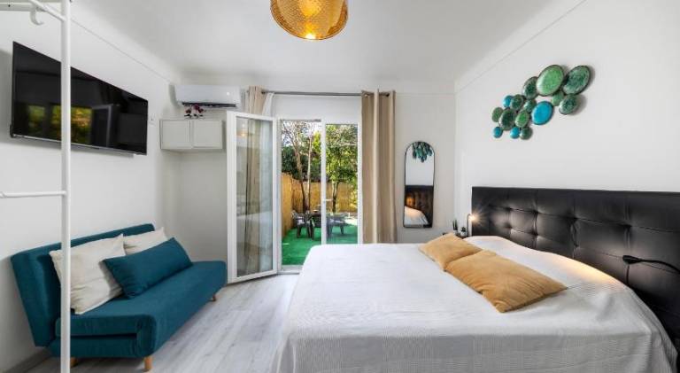 Beautiful apartment with yard & terrace | Next to the beach | Pet-friendly in Menton