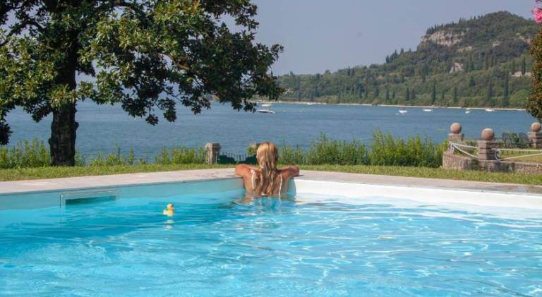 Apartment with pool & garden | Next to the beach | Pet-friendly in Torri del Benaco