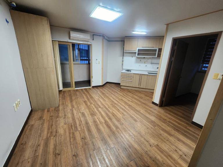 Clean, Very Large Accommodation Suitable for Large Groups -온돌 Spacious 1.5-Room, Bed Included in Pohang